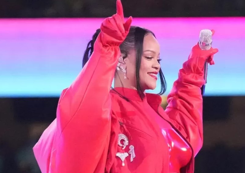 Super Bowl Shocker: Rihanna Stuns the World with Baby Bump Debut